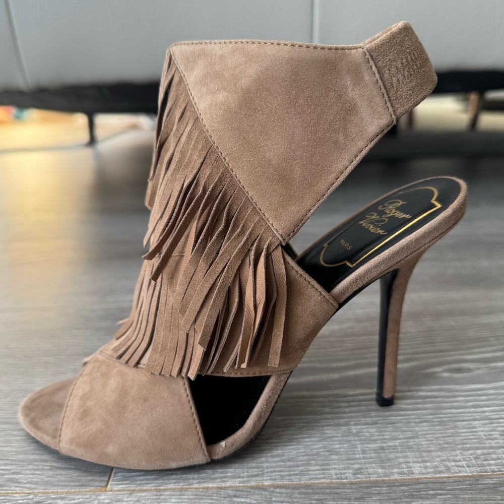 Brand New Roger Vivier Prismick Taupe Suède Fringed Sandals in Size 37
